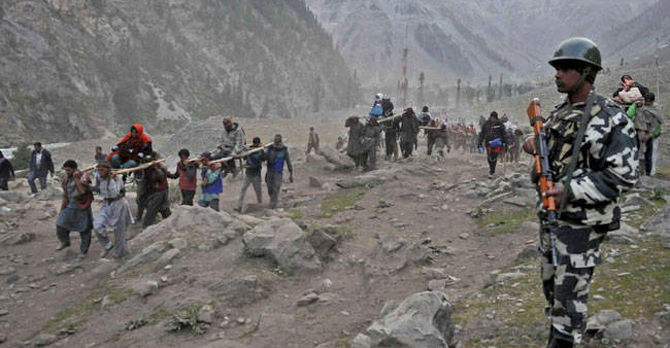 अमरनाथ यात्रा पर पहला जत्था रवाना, आतंकी खतरे के चलते कड़ी सुरक्षा
