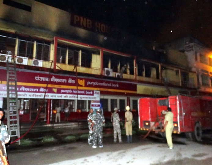 पंजाब नेशनल बैंक के ऊपरी फ्लोर पर देर रात लगी आग, फायर ब्रिगेड ने आग पर पाया काबू