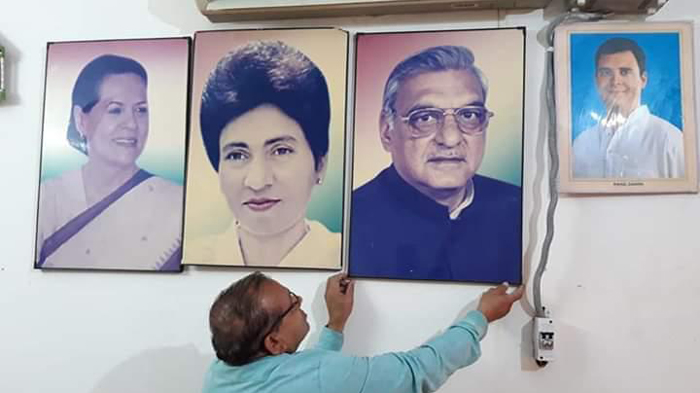कांग्रेस ऑफिस से तंवर के फोटो आउट, सैलजा-हुड्डा के इन